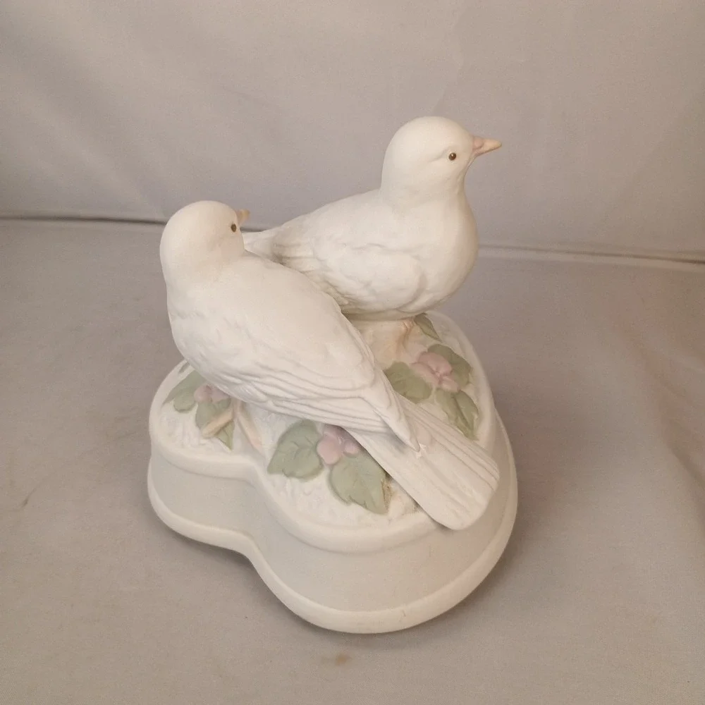 Crowning Touch Music Box and Turns Turtle Doves Heart Birds Porcelain Japan